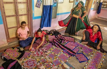 Artisans by Design: An Odyssey of Education for Textile Artisans in India - Judy Frater [KSIĄŻKA]