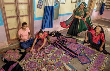 Artisans by Design: An Odyssey of Education for Textile Artisans in India - Judy Frater [KSIĄŻKA]
