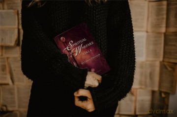 MEV Spiritual Warfare Bible, Revised Edition: Modern English Version Bible (Mev) - Charisma House [KSIĄŻKA]