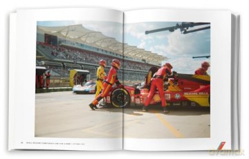 Racing Unfiltered: A Year in Motorsports Captured on Film [KSIĄŻKA]