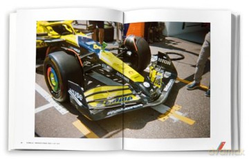 Racing Unfiltered: A Year in Motorsports Captured on Film [KSIĄŻKA]