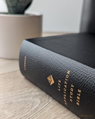 NLT Life Application Study Bible, Third Edition, Personal Size (Bonded Leather, Black, Red Letter): New Living Translation, Black, Bonded Leather, Life Application Study, Personal Size, Red Letter [KSIĄŻKA]