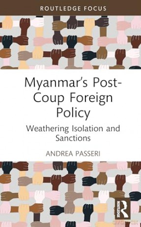 Myanmar's Post-Coup Foreign Policy: Weathering Isolation and Sanctions (Politics in Asia) - Andrea Passeri [KSIĄŻKA]