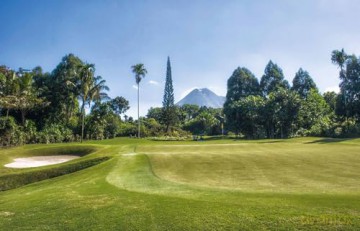 150 Golf Courses You Need to Visit Before You Die - XL Edition (150 Series) - Stefanie Waldek [KSIĄŻKA]