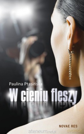W cieniu fleszy [KSIĄŻKA]