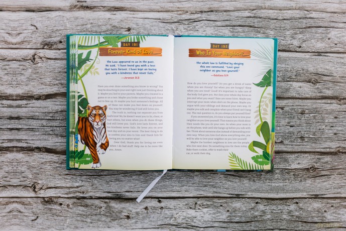 Adventure Bible Daily Devotional for Kids: A 365-Day Guide to Understanding the Bible [KSIĄŻKA]