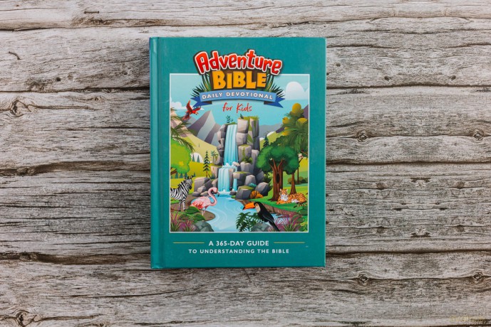 Adventure Bible Daily Devotional for Kids: A 365-Day Guide to Understanding the Bible [KSIĄŻKA]