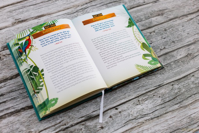 Adventure Bible Daily Devotional for Kids: A 365-Day Guide to Understanding the Bible [KSIĄŻKA]
