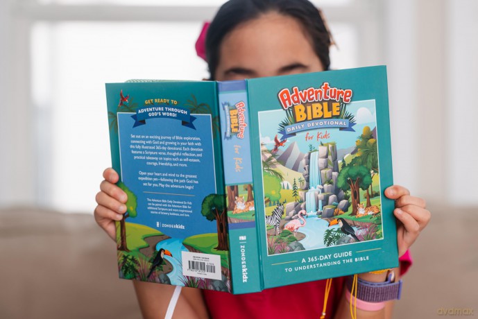 Adventure Bible Daily Devotional for Kids: A 365-Day Guide to Understanding the Bible [KSIĄŻKA]