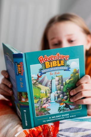 Adventure Bible Daily Devotional for Kids: A 365-Day Guide to Understanding the Bible [KSIĄŻKA]