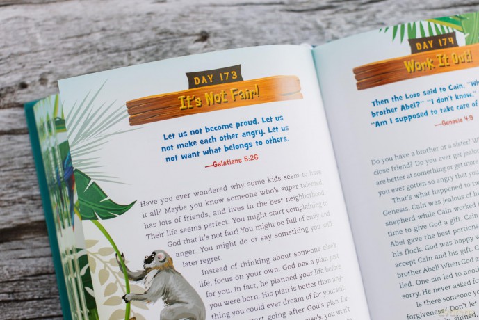 Adventure Bible Daily Devotional for Kids: A 365-Day Guide to Understanding the Bible [KSIĄŻKA]