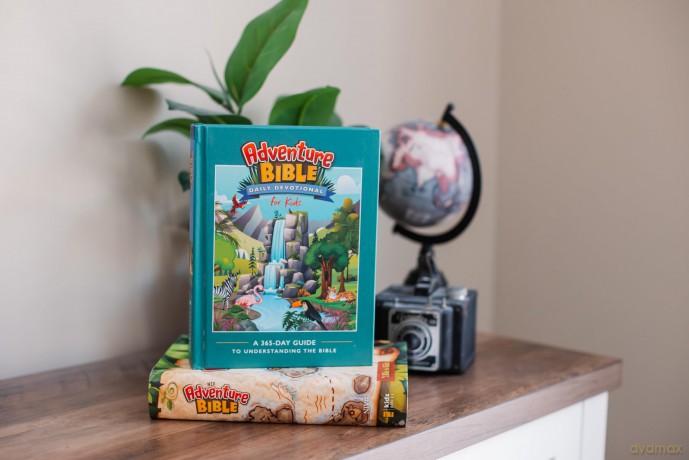 Adventure Bible Daily Devotional for Kids: A 365-Day Guide to Understanding the Bible [KSIĄŻKA]