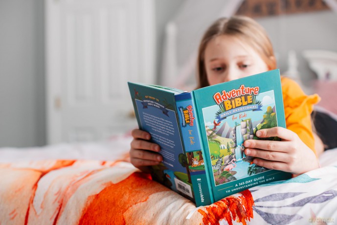 Adventure Bible Daily Devotional for Kids: A 365-Day Guide to Understanding the Bible [KSIĄŻKA]