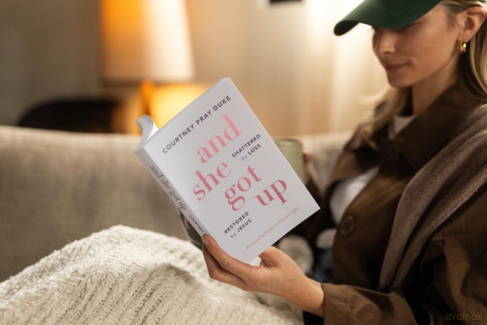 And She Got Up: Shattered by Loss, Restored by Jesus - Courtney Pray Duke [KSIĄŻKA]