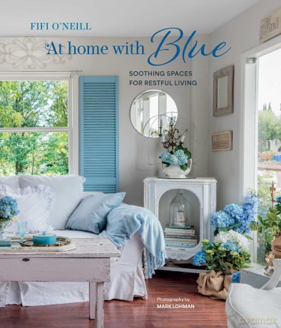 At Home with Blue: Soothing spaces for restful living - Fifi O'neill [KSIĄŻKA]