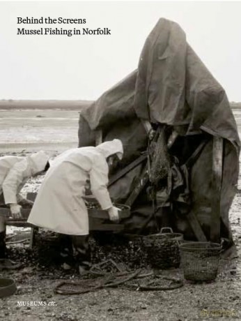 Behind The Screens: Mussel Fishing n Norfolk: 2 (Polemics) - Museums Etc [KSIĄŻKA]