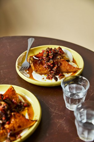 Centrepiece: Bold, vibrant recipes to put vegetables in the spotlight - Helen Graham [KSIĄŻKA]