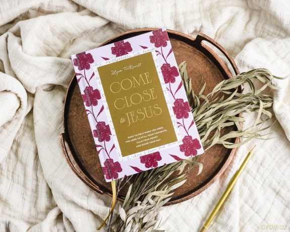 Come Close to Jesus: What to Pray When You Need the Lord to Still Your Thoughts, Calm Your Heart, and Guide Your Way (50 Devotional Prayers) - Terkeurst Lysa [KSIĄŻKA]