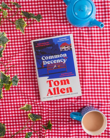 Common Decency: The hilarious, smart debut novel from the beloved comedian - perfect for your next book club read! - Tom Allen [KSIĄŻKA]