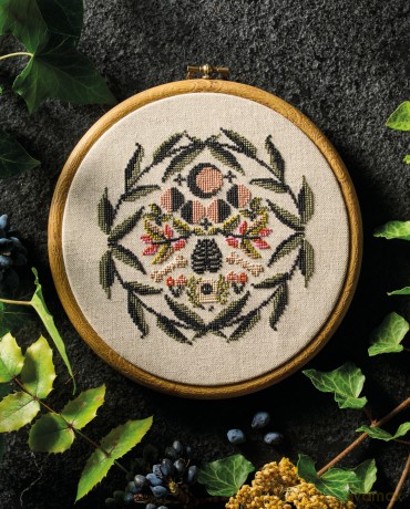 Cross Stitch Cabinet of Curiosities: 500 magical motifs and peculiar patterns - Grace Isobel [KSIĄŻKA]