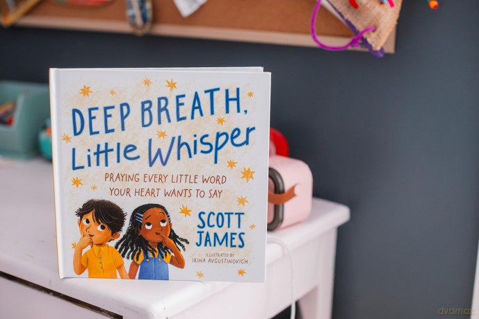 Deep Breath, Little Whisper: Praying Every Little Word Your Heart Wants to Say - Scott James [KSIĄŻKA]