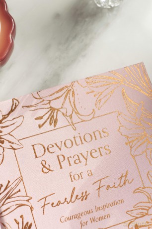 Devotions and Prayers for a Fearless Faith: Courageous Inspiration for Women - Carey Scott [KSIĄŻKA]