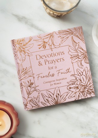 Devotions and Prayers for a Fearless Faith: Courageous Inspiration for Women - Carey Scott [KSIĄŻKA]