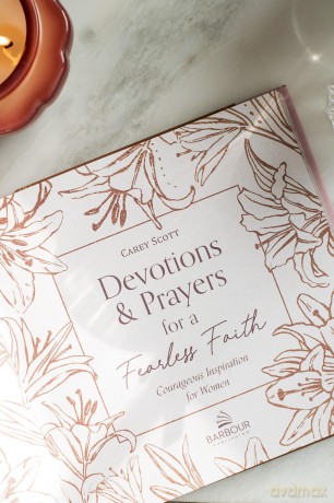 Devotions and Prayers for a Fearless Faith: Courageous Inspiration for Women - Carey Scott [KSIĄŻKA]