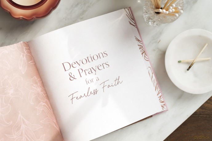 Devotions and Prayers for a Fearless Faith: Courageous Inspiration for Women - Carey Scott [KSIĄŻKA]