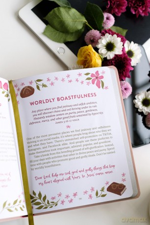 Digital Detox Devotions: Bible Wisdom to Unplug from Screens and Connect with God - Carey Scott [KSIĄŻKA]