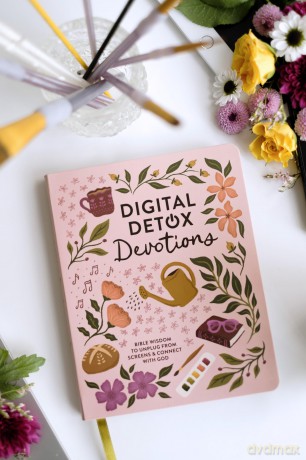 Digital Detox Devotions: Bible Wisdom to Unplug from Screens and Connect with God - Carey Scott [KSIĄŻKA]
