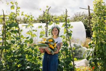 Dopamine Gardening: The new 2026 gardening craft project guidebook for outdoor nature and plant lovers - from TikTok creator @inthecottagegarden - Amy Chapman [KSIĄŻKA]