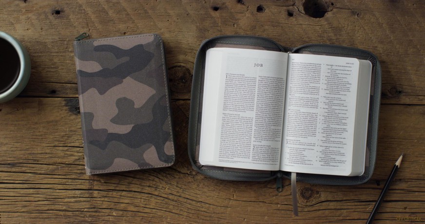 ESV Compact Bible (Canvas with Zipper, Camo Design) [KSIĄŻKA]