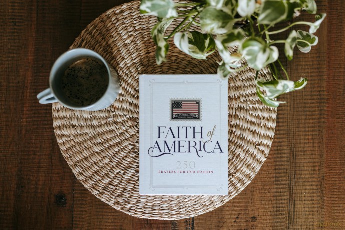 Faith of America: 250 Prayers for our Nation (Celebrating 250 years of the United States of America's History - includes the Declaration of Independence, Constitution, and Bill of Rights) - Belmonte Kevin [KSIĄŻKA]
