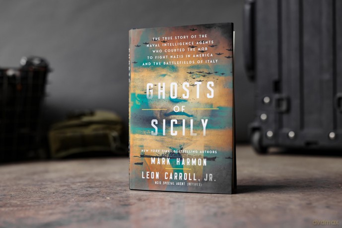 Ghosts of Sicily: The True Story of the Naval Intelligence Agents Who Courted the Mob to Fight Nazis in America and the Battlefields of Italy - Harmon Mark [KSIĄŻKA]