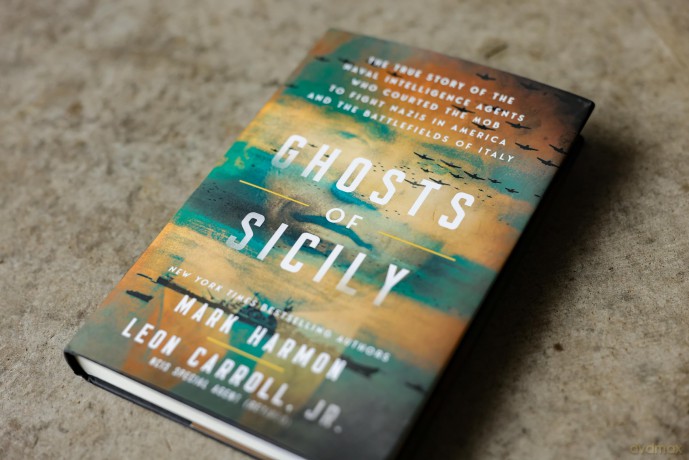 Ghosts of Sicily: The True Story of the Naval Intelligence Agents Who Courted the Mob to Fight Nazis in America and the Battlefields of Italy - Harmon Mark [KSIĄŻKA]