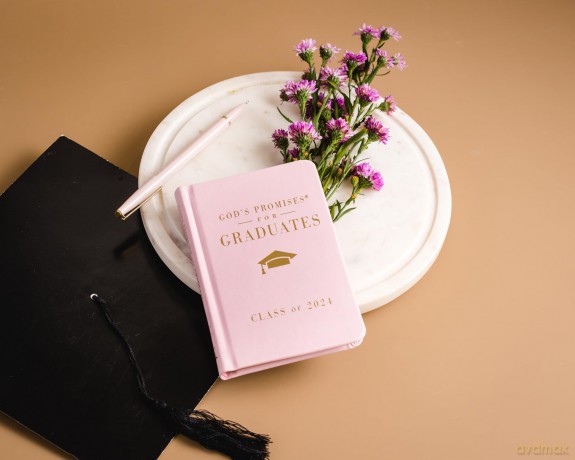 God's Promises for Graduates: Class of 2024 - Pink NKJV: New King James Version - Countryman Jack [KSIĄŻKA]