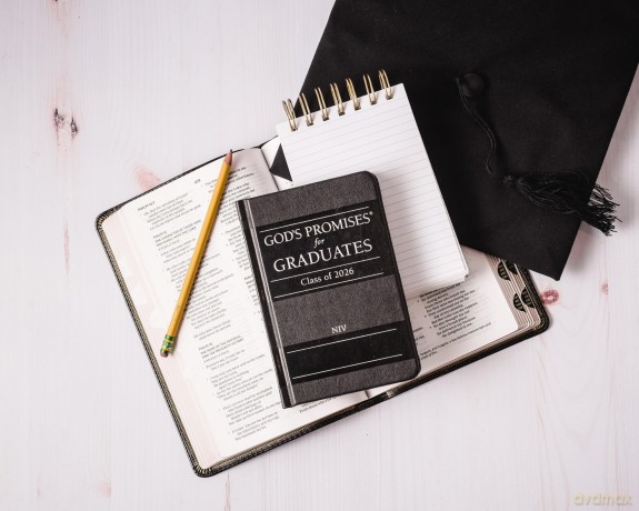 God's Promises for Graduates: Class of 2026 - Black NIV: New International Version (The Perfect Christian Graduation Gift to Celebrate Your Grad) - Countryman Jack [KSIĄŻKA]