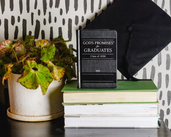 God's Promises for Graduates: Class of 2026 - Black NIV: New International Version (The Perfect Christian Graduation Gift to Celebrate Your Grad) - Countryman Jack [KSIĄŻKA]