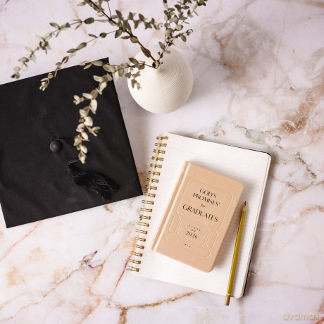 God's Promises for Graduates: Class of 2026 - Gold NIV: New International Version (The Perfect Christian Graduation Gift to Celebrate Your Grad) - Countryman Jack [KSIĄŻKA]