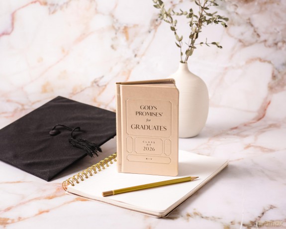 God's Promises for Graduates: Class of 2026 - Gold NIV: New International Version (The Perfect Christian Graduation Gift to Celebrate Your Grad) - Countryman Jack [KSIĄŻKA]