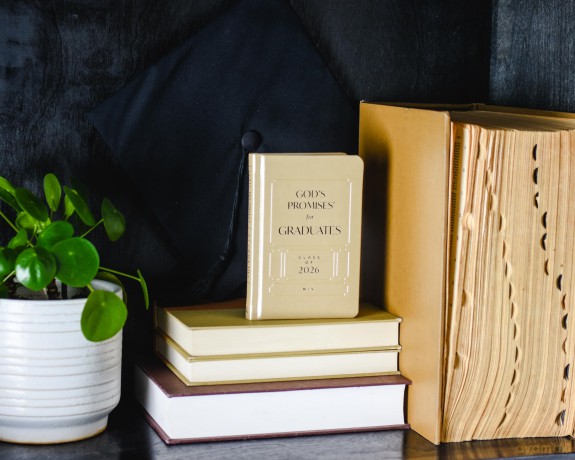 God's Promises for Graduates: Class of 2026 - Gold NIV: New International Version (The Perfect Christian Graduation Gift to Celebrate Your Grad) - Countryman Jack [KSIĄŻKA]