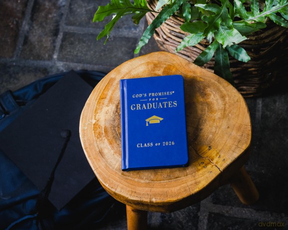 God's Promises for Graduates: Class of 2026 - Navy NKJV: New King James Version (The Perfect Christian Graduation Gift to Celebrate Your Grad) - Countryman Jack [KSIĄŻKA]
