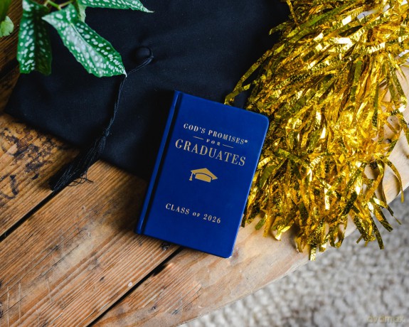 God's Promises for Graduates: Class of 2026 - Navy NKJV: New King James Version (The Perfect Christian Graduation Gift to Celebrate Your Grad) - Countryman Jack [KSIĄŻKA]