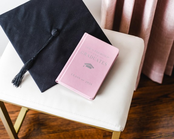 God's Promises for Graduates: Class of 2026 - Pink NKJV: New King James Version (The Perfect Christian Graduation Gift to Celebrate Your Grad) - Countryman Jack [KSIĄŻKA]