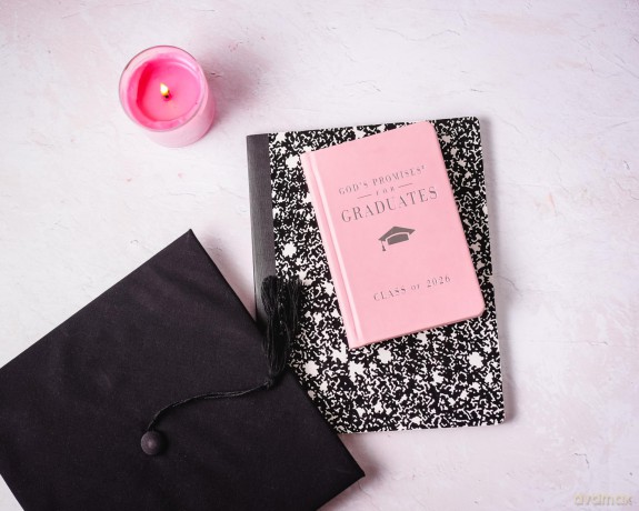 God's Promises for Graduates: Class of 2026 - Pink NKJV: New King James Version (The Perfect Christian Graduation Gift to Celebrate Your Grad) - Countryman Jack [KSIĄŻKA]