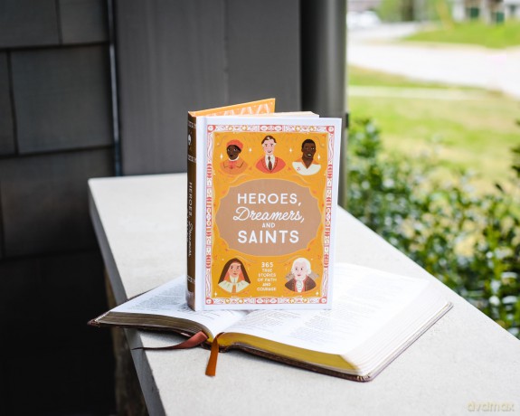 Heroes, Dreamers, and Saints: 365 True Stories of Faith and Courage - Muoz Isabel [KSIĄŻKA]