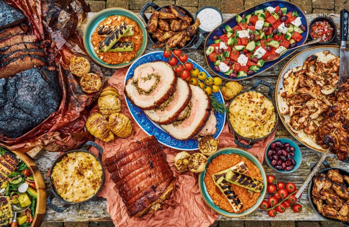 How to BBQ Everything: The only BBQ book you will ever need - Moore Jim [KSIĄŻKA]