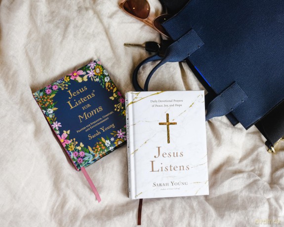 Jesus Listens for Moms, Padded Hardcover, with Full Scriptures: Prayers for Strength, Comfort, and Encouragement (A 50-Day Devotional) - Young Sarah [KSIĄŻKA]