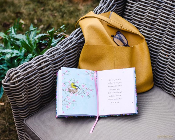 Jesus Listens for Moms, Padded Hardcover, with Full Scriptures: Prayers for Strength, Comfort, and Encouragement (A 50-Day Devotional) - Young Sarah [KSIĄŻKA]